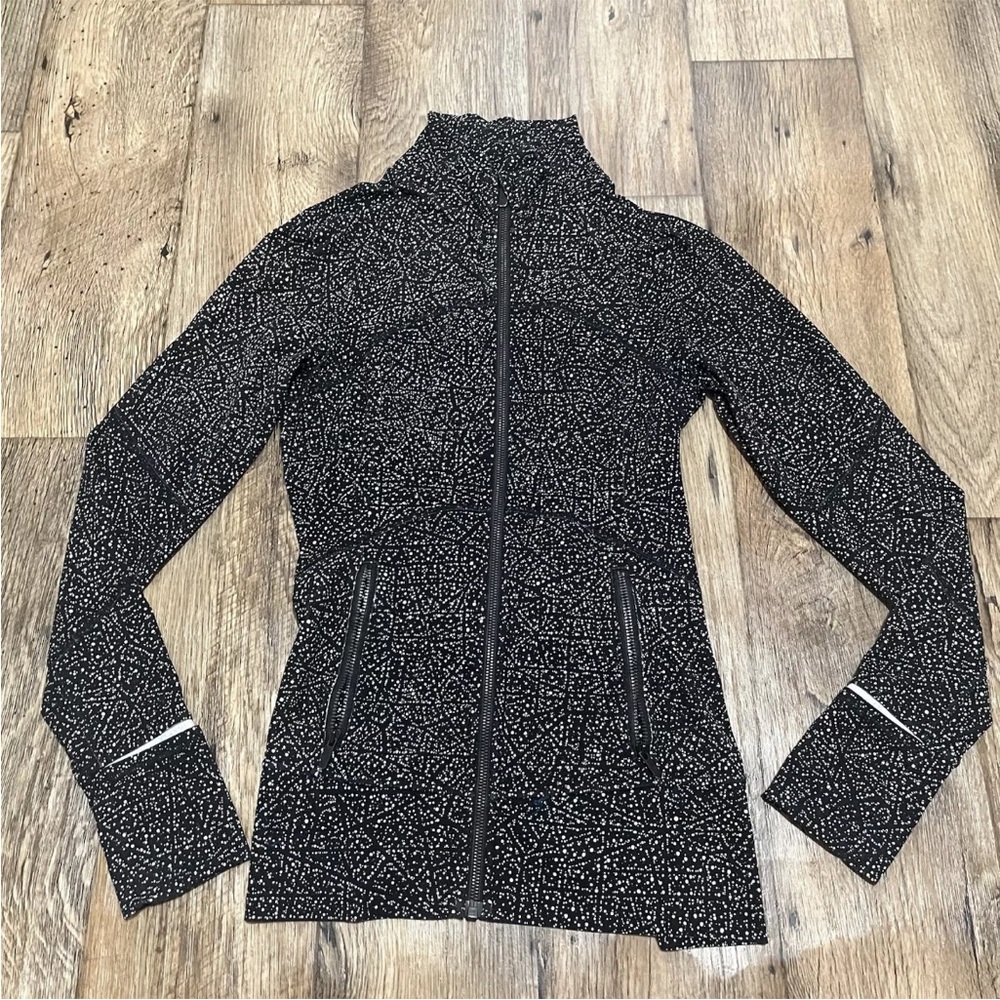 Lululemon Contour Jacket Full Zip Nulu Size 8 White Black Thumb Holes Pockets